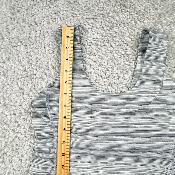 Lululemon Scoop Back Tank in Cyber Stripe White Silver Fox. Size 6 - Picture 15 of 16